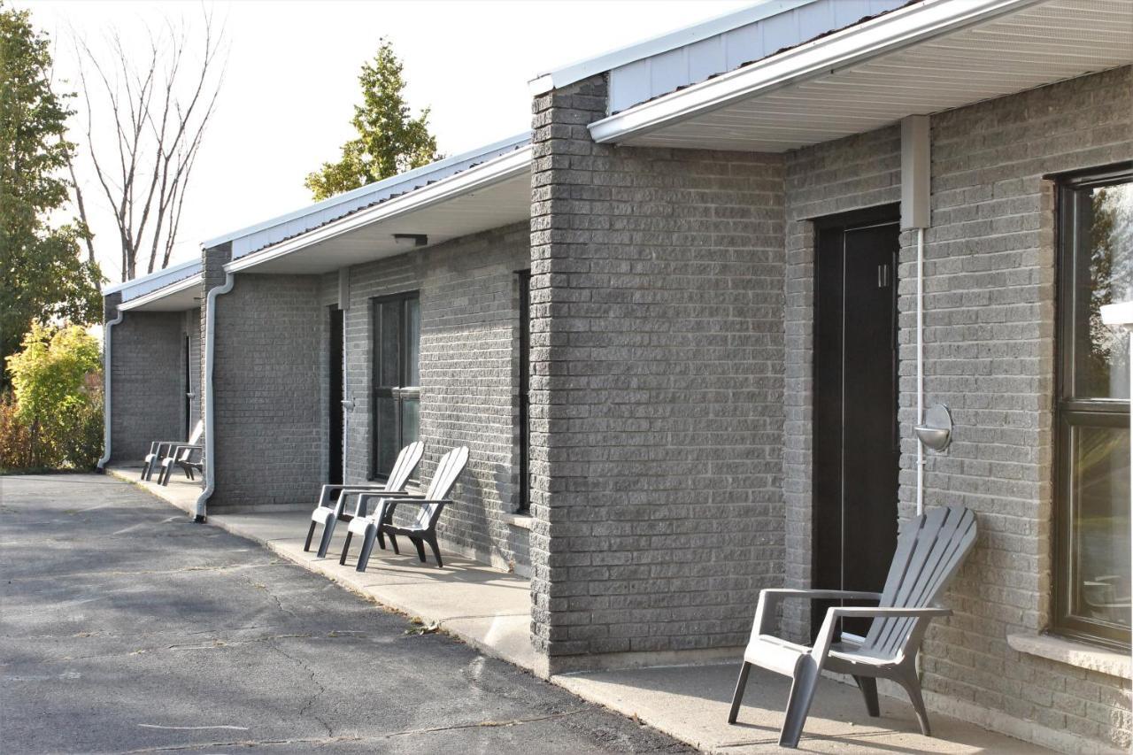 Motel Du Canton Valcourt Kültér fotó